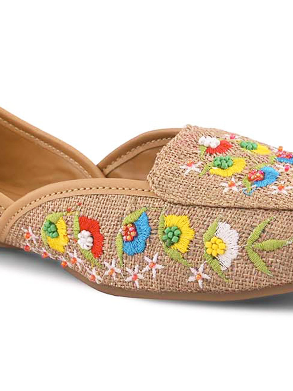Elegant Floral Embroidered Ethnic Juttis