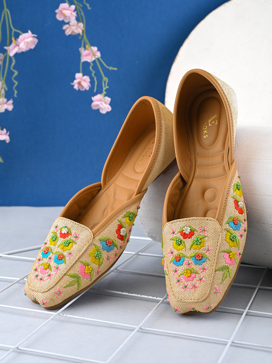 Elegant Floral Embroidered Ethnic Juttis