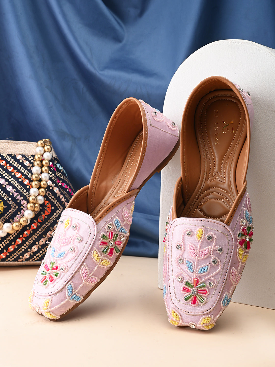 Stylish Handcrafted Punjabi Juttis