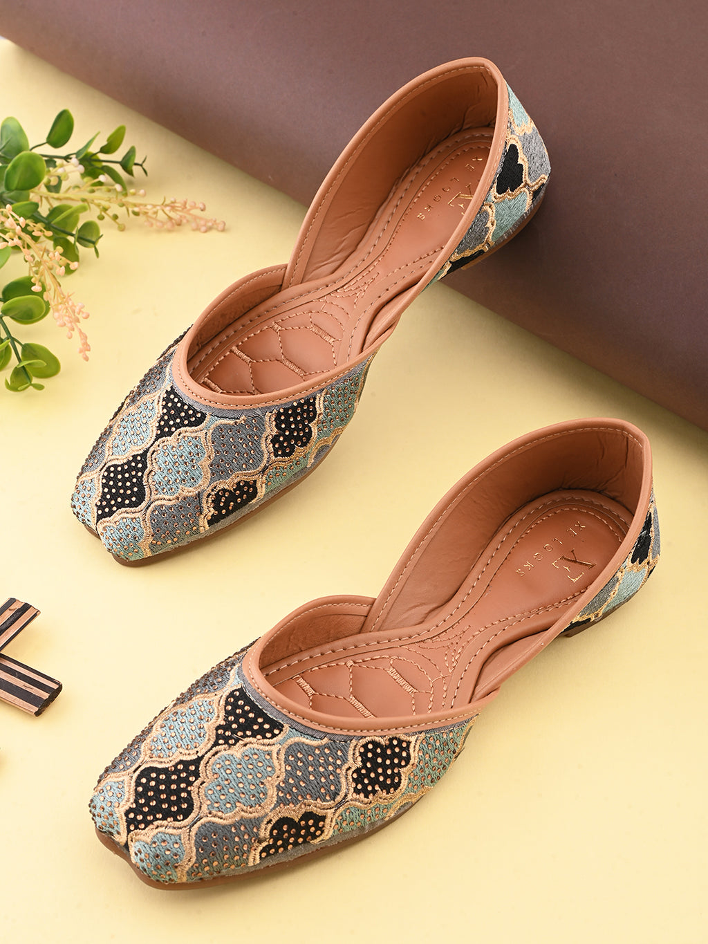 Traditional with Intricate Threadwork Juttis