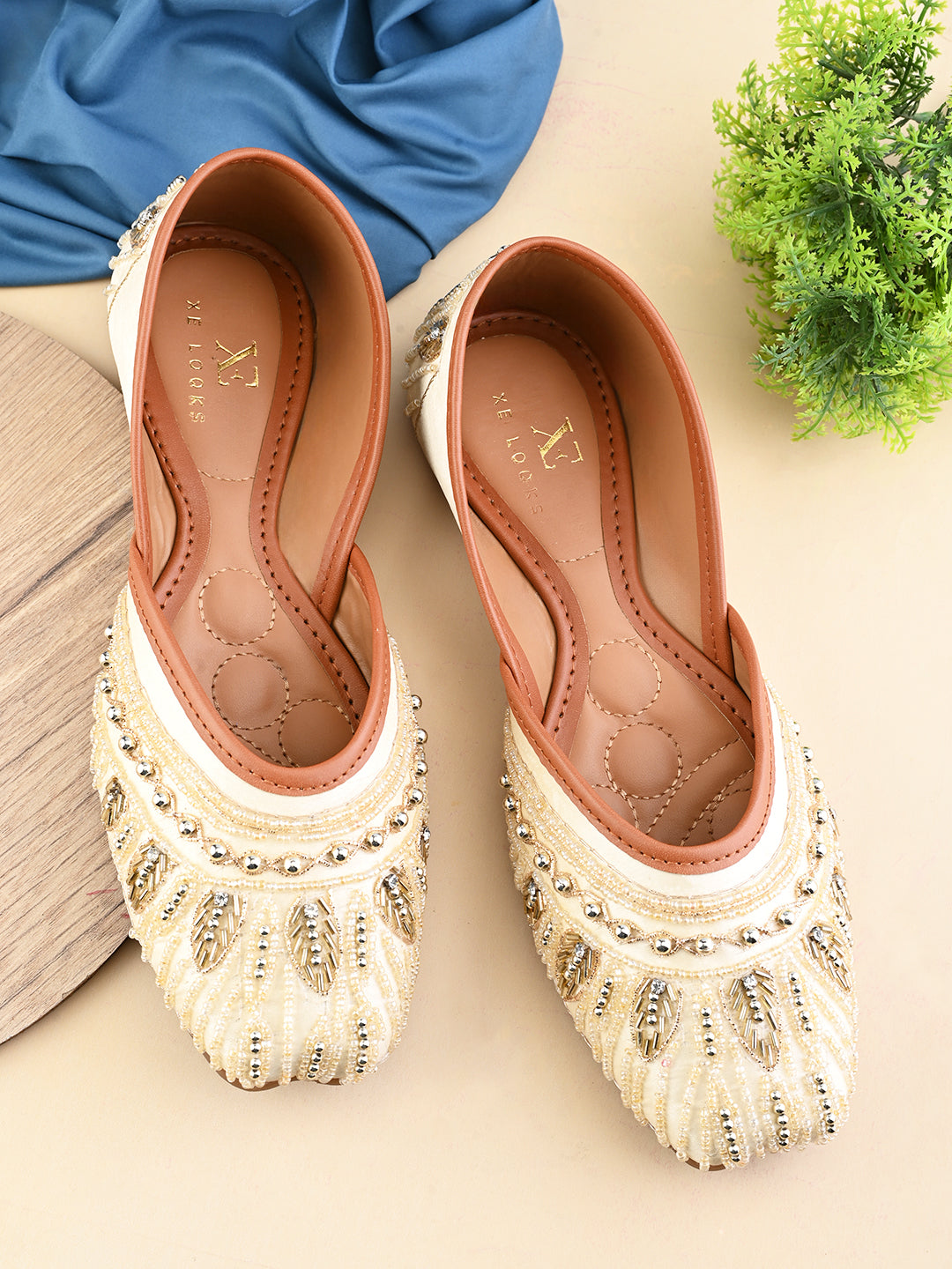 Handcrafted Traditional Design Punjabi Juttis