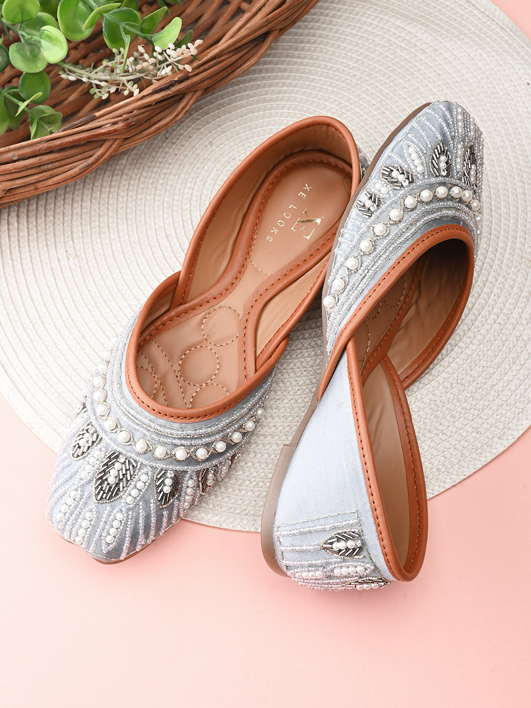 Handcrafted Traditional Design Punjabi Juttis