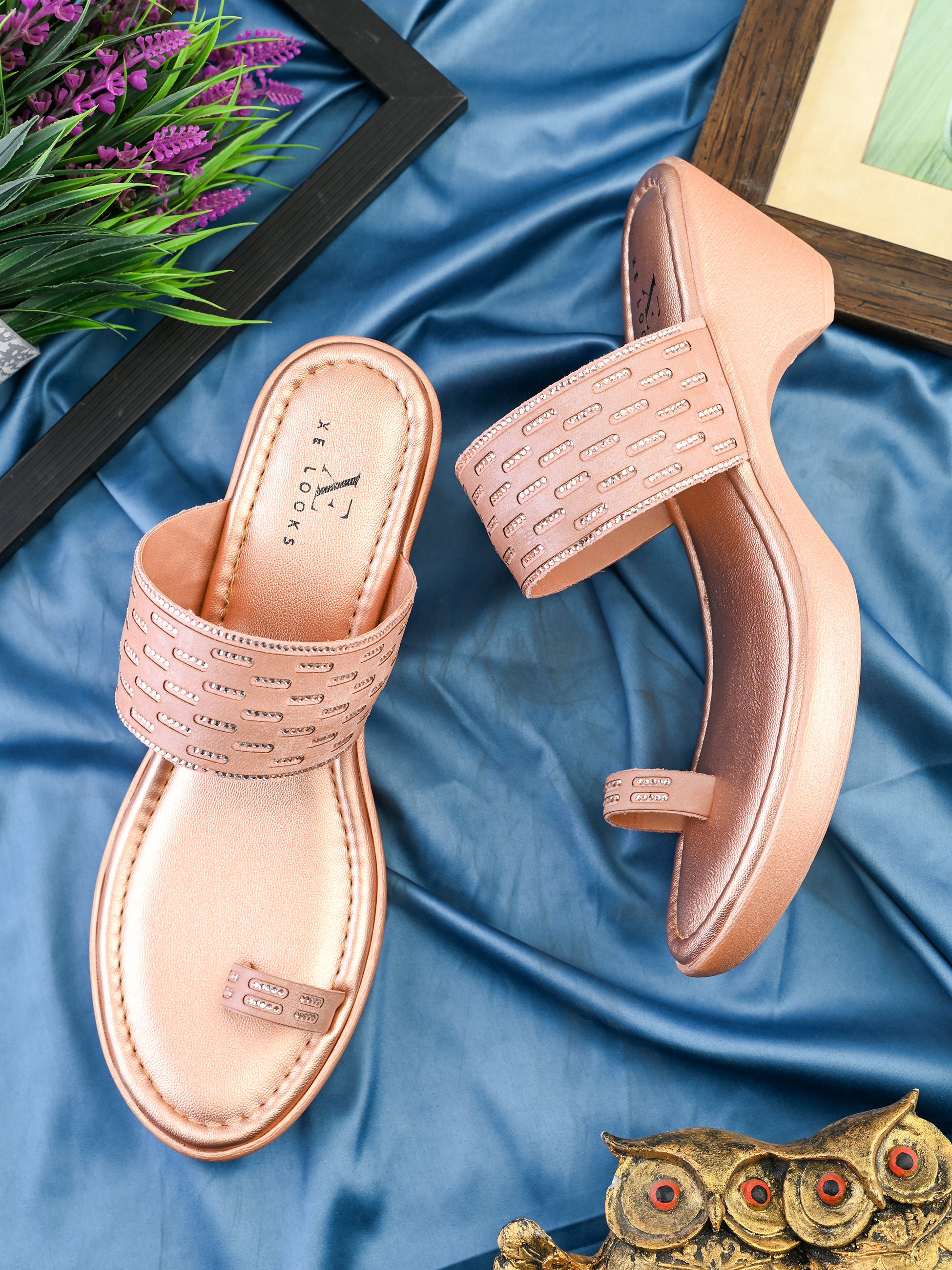 Wedge Toe-Ring Sandals Perforated Pleated Upper Strap