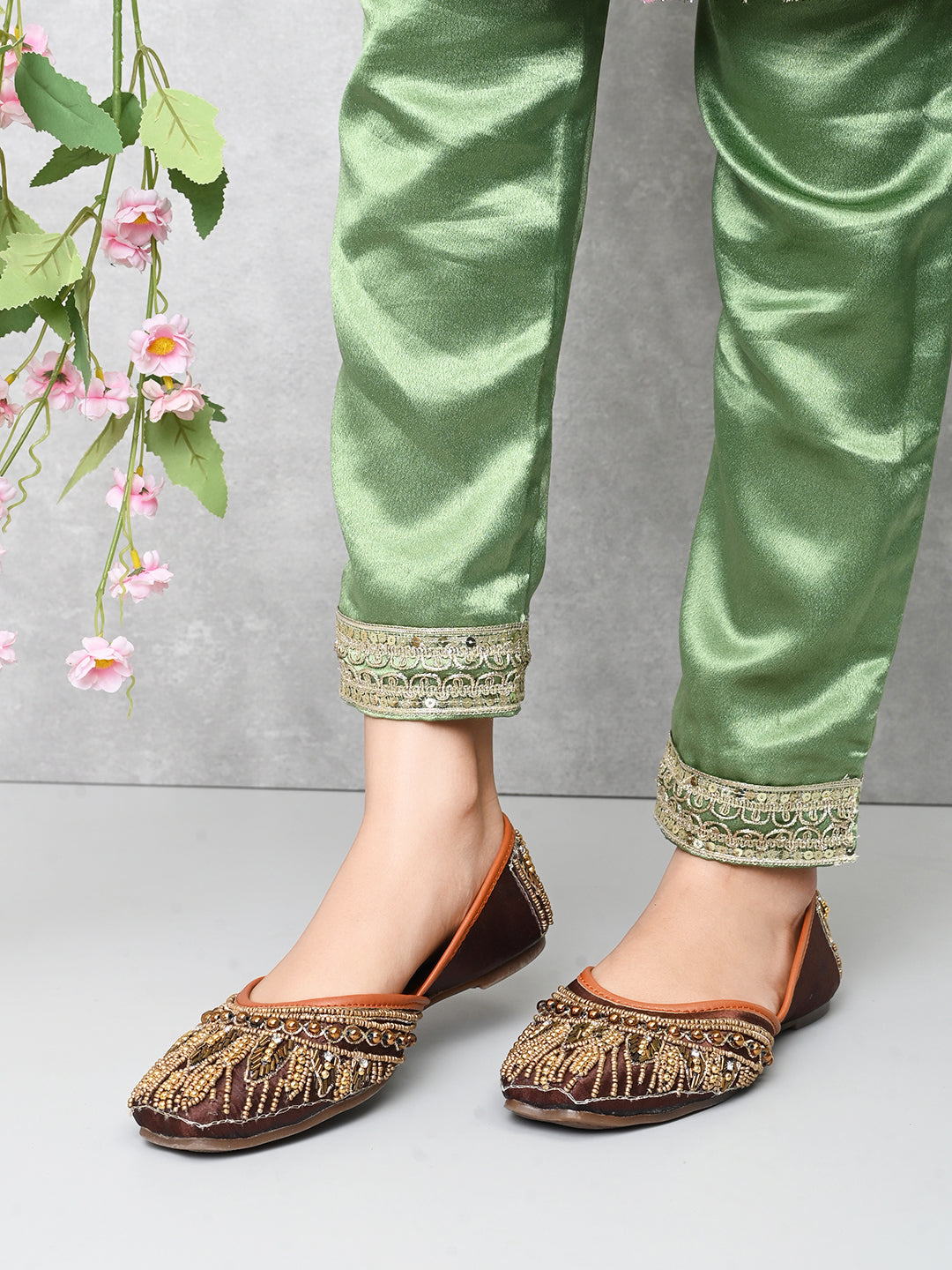 Handcrafted Traditional Design Punjabi Juttis