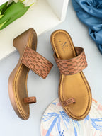 Wedge Toe-Ring Sandals Perforated Pleated Upper Strap