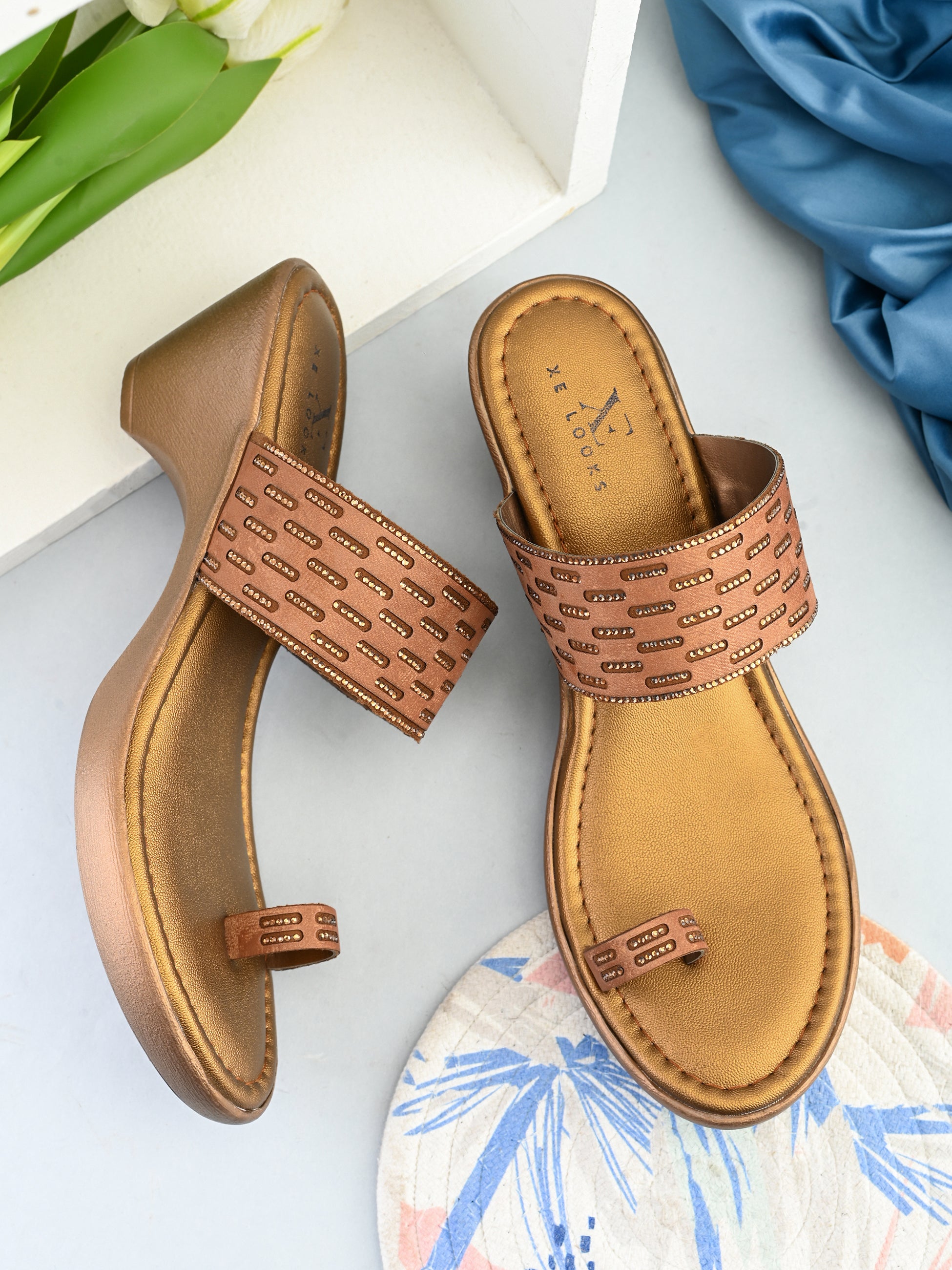 Wedge Toe-Ring Sandals Perforated Pleated Upper Strap
