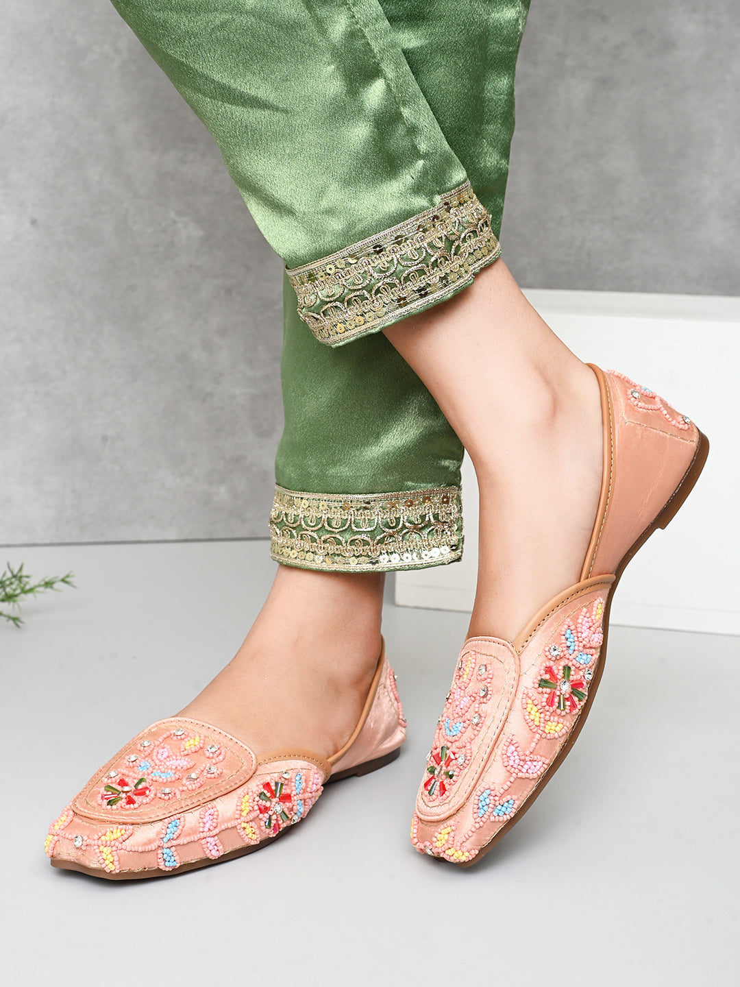 Stylish Handcrafted Punjabi Juttis