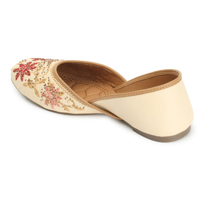 Attractive Flower Design Fancy Ethnic Punjabi Juttis