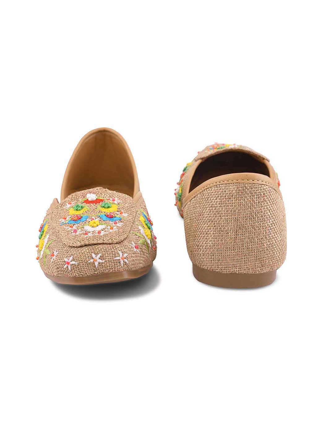 Elegant Floral Embroidered Ethnic Juttis