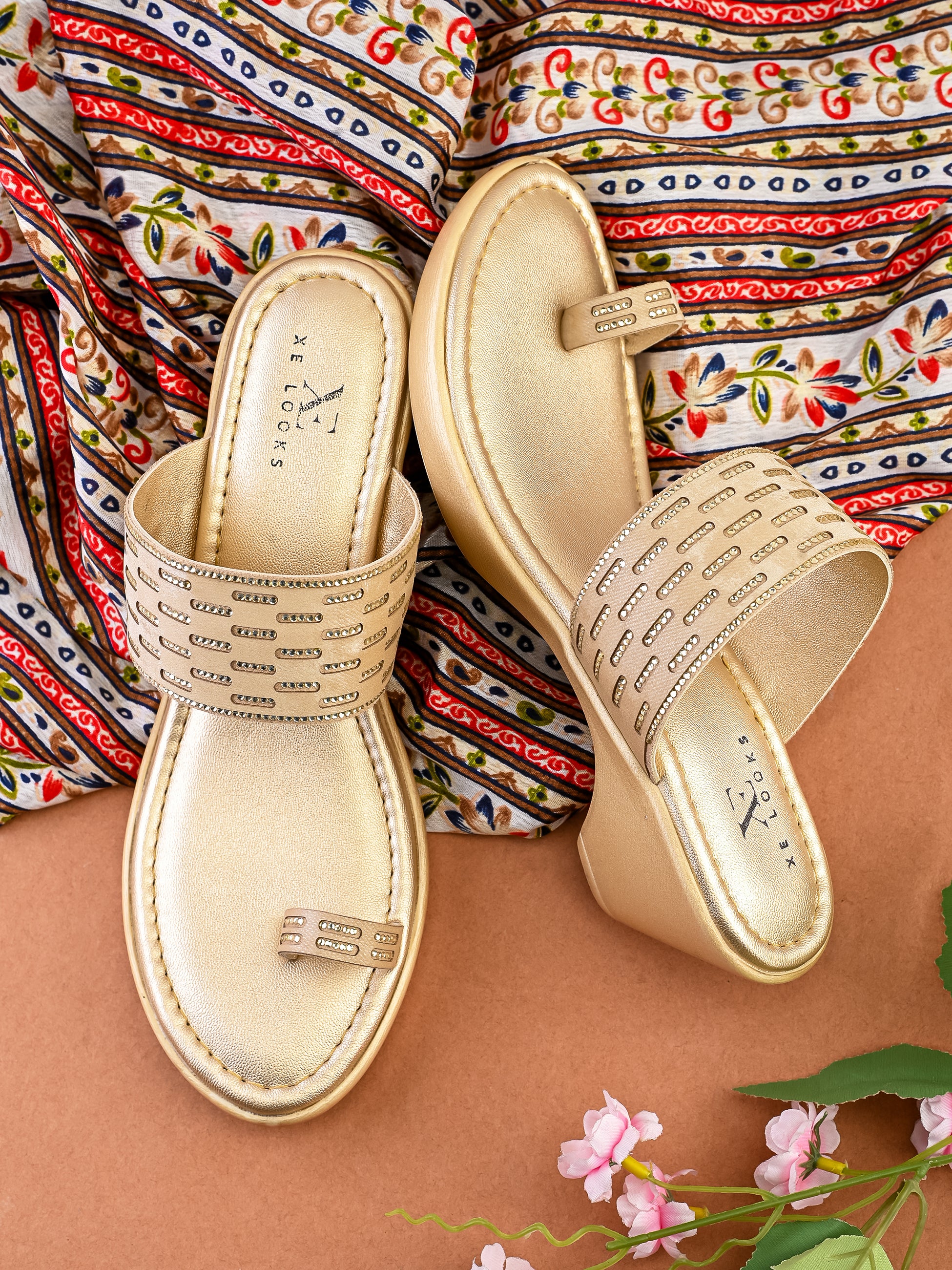 Wedge Toe-Ring Sandals Perforated Pleated Upper Strap
