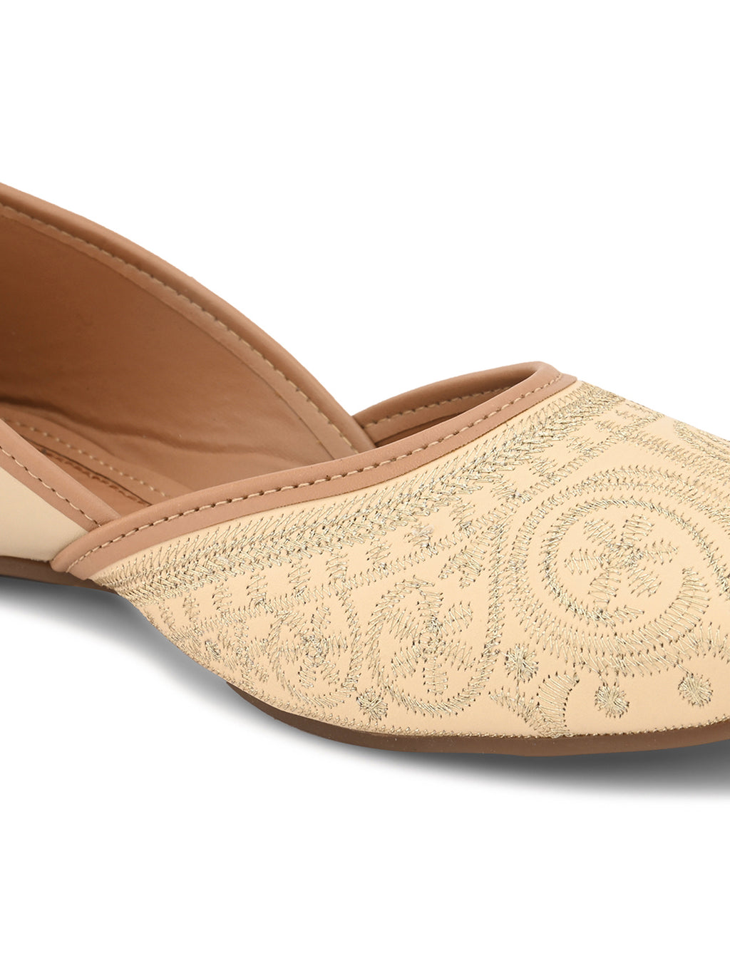 Handcrafted Traditional Design with Chic Embroidery Juttis