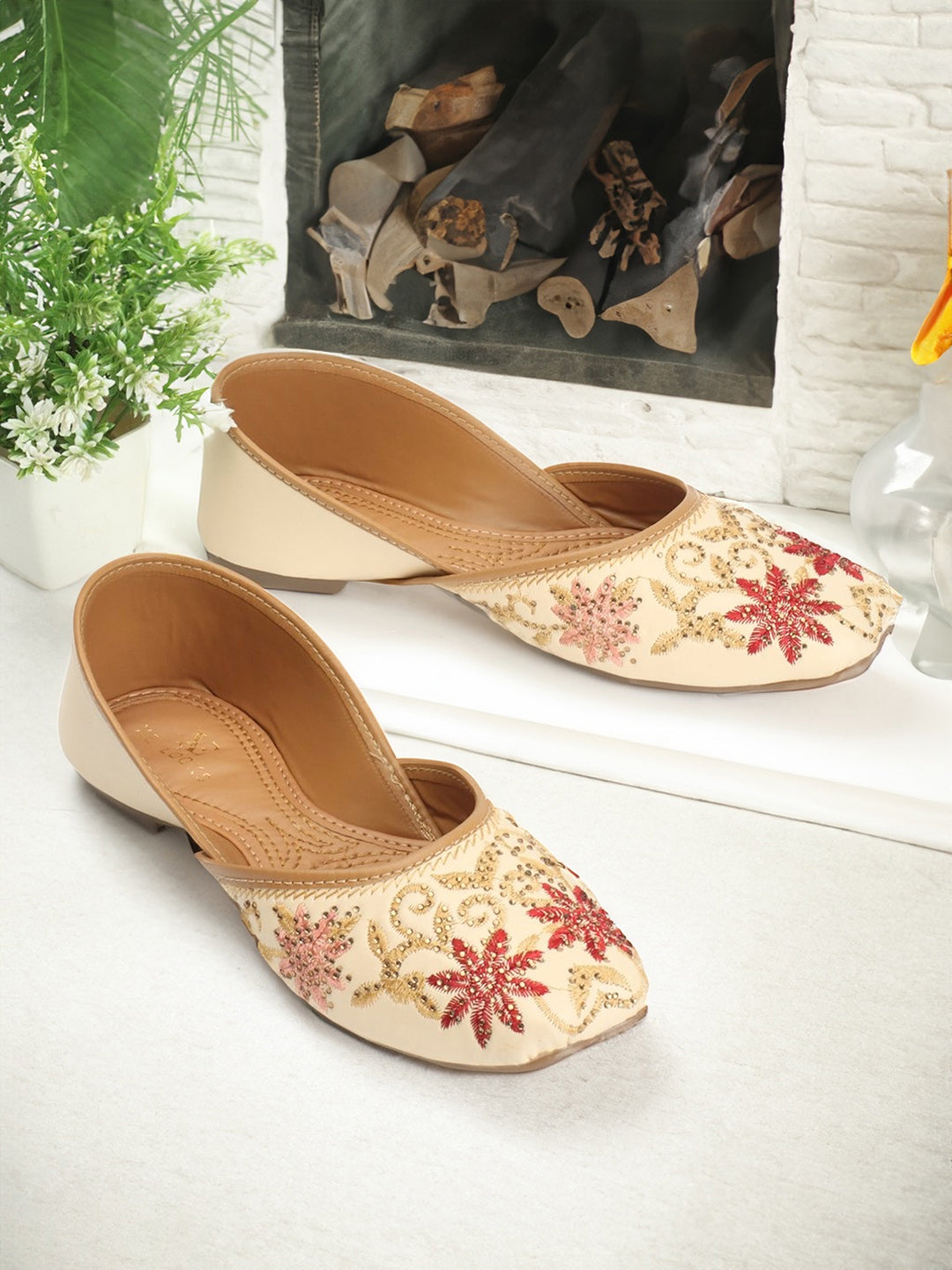 Attractive Flower Design Fancy Ethnic Punjabi Juttis