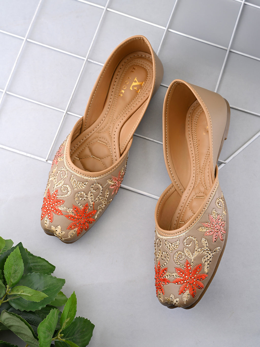 Elegant Embroidered Ethnic Juttis