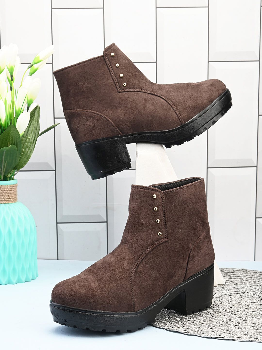 Comfortable & Fashionable Boots With Zip Closure