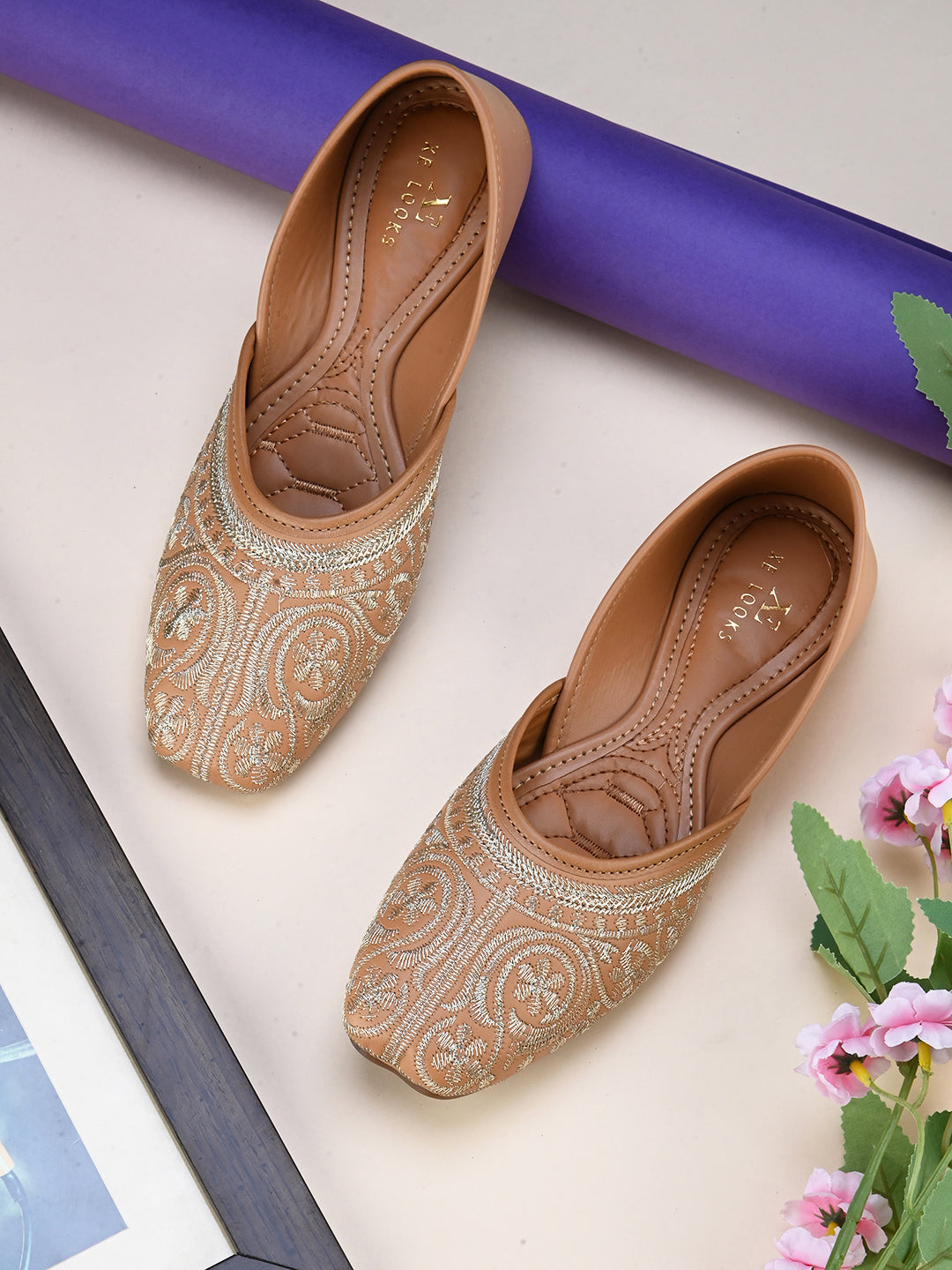 Handcrafted Traditional Design with Chic Embroidery Juttis
