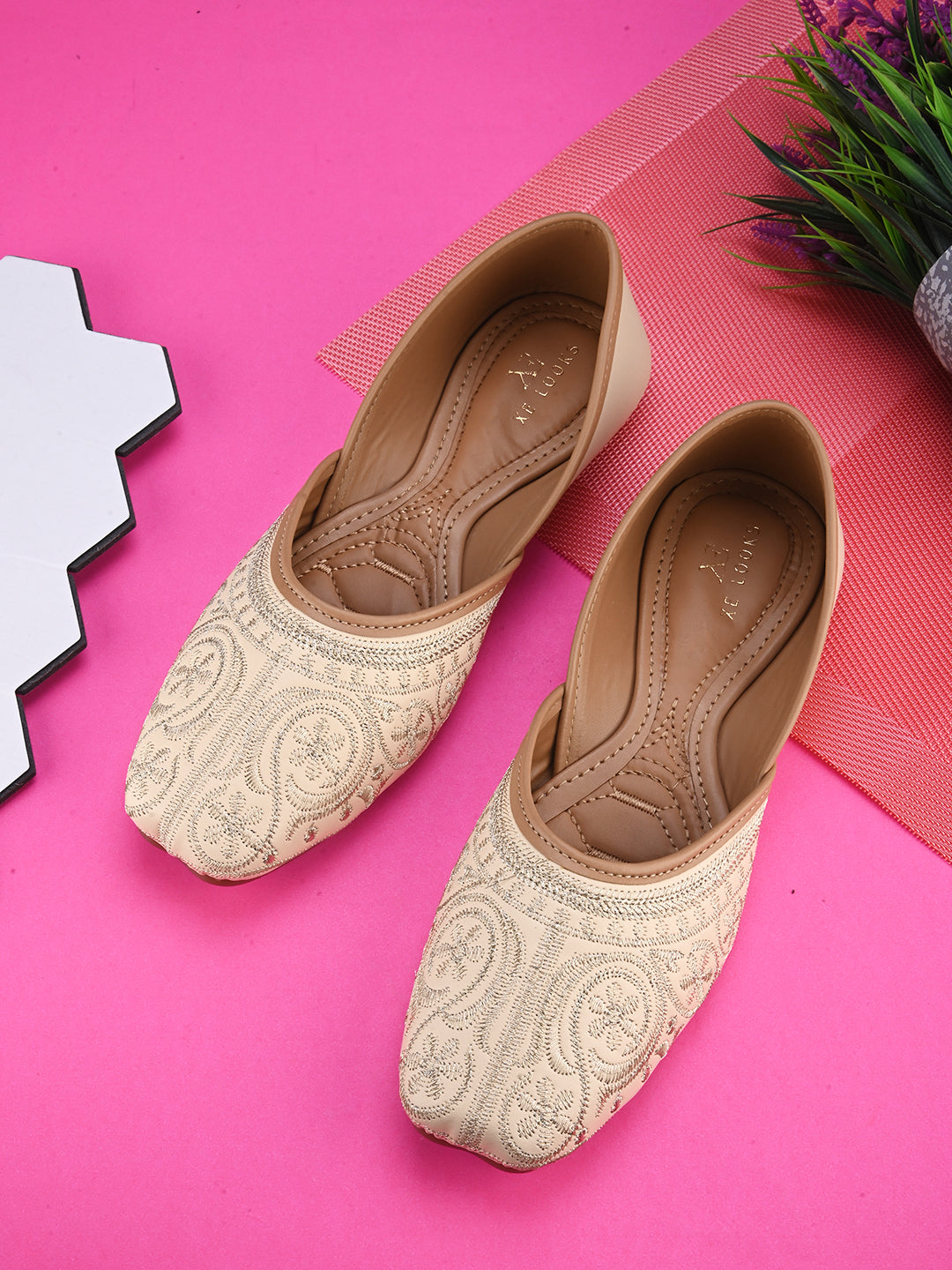 Handcrafted Traditional Design with Chic Embroidery Juttis