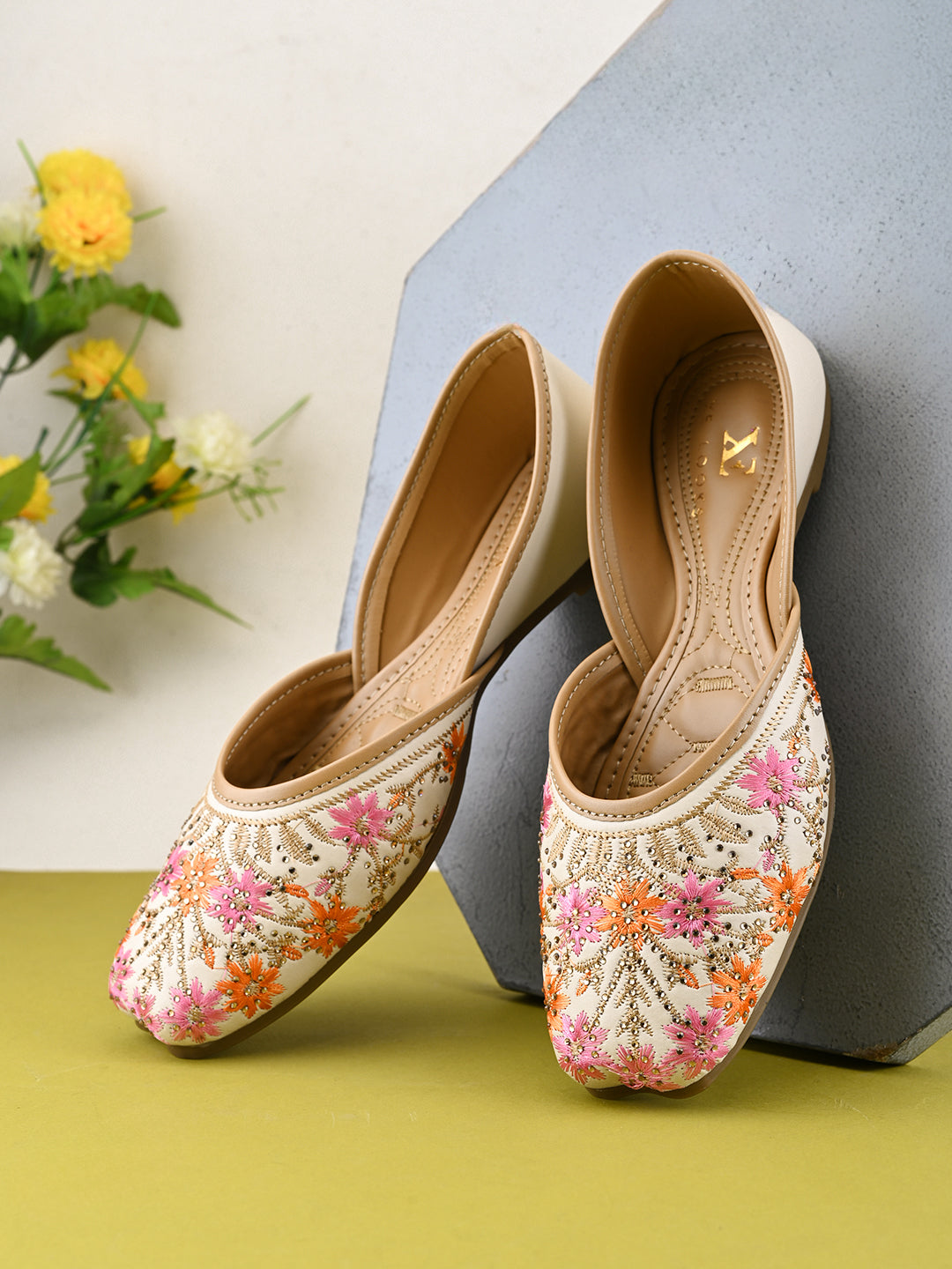 Elegant Threadwork Designer Juttis