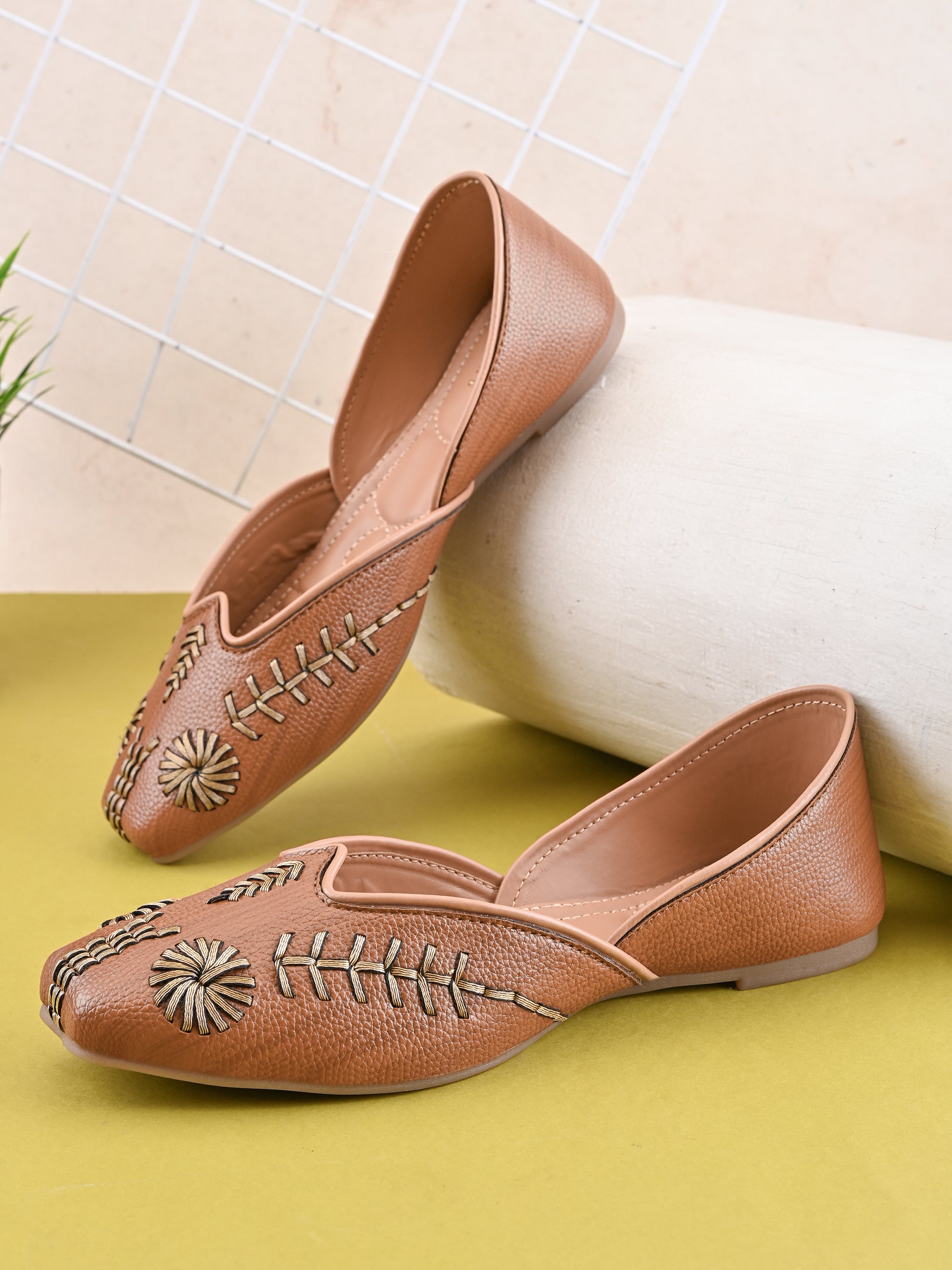 Embroidered Cushioned Square Toe Punjabi Juttis
