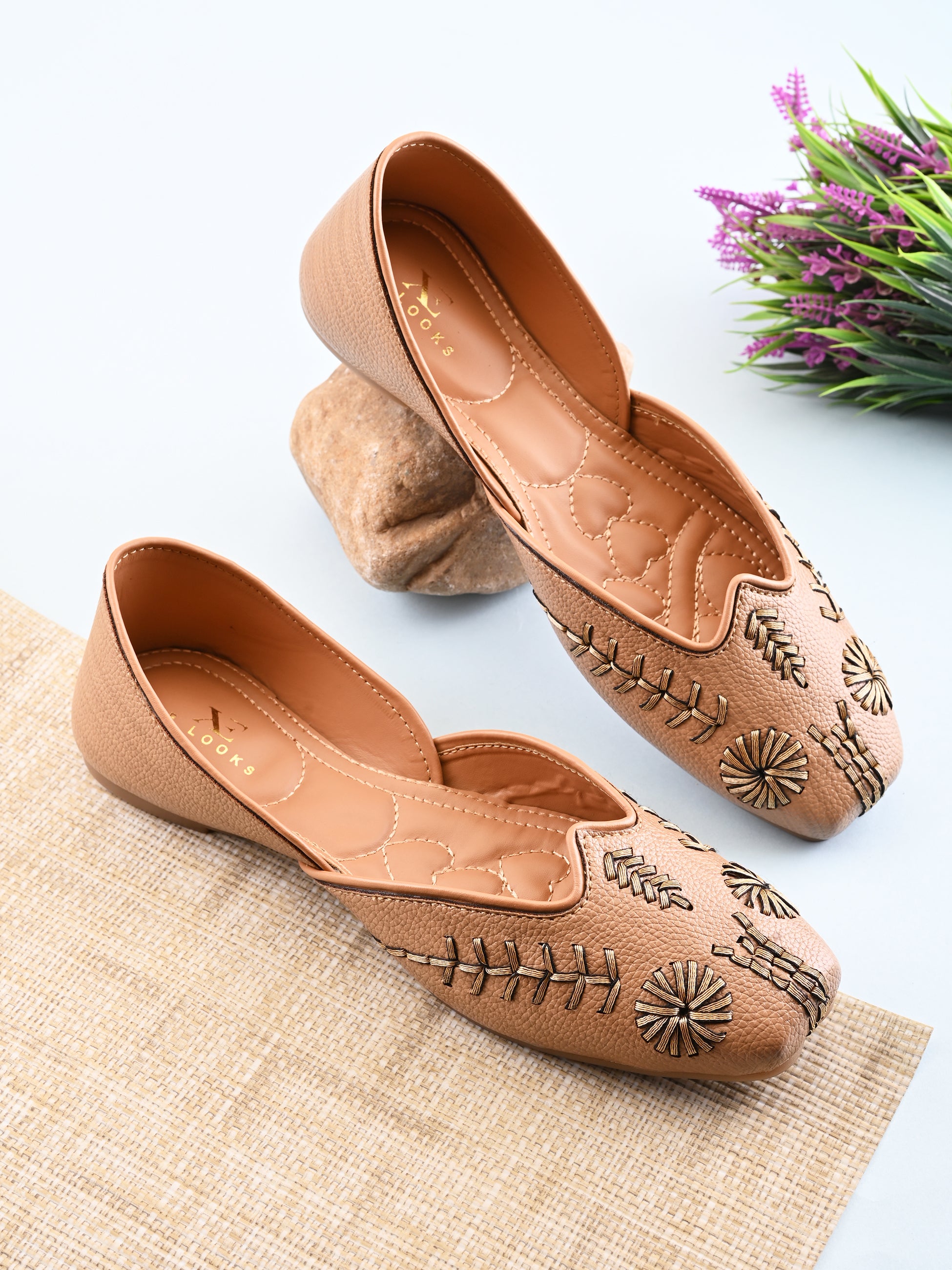 Embroidered Cushioned Square Toe Punjabi Jutti