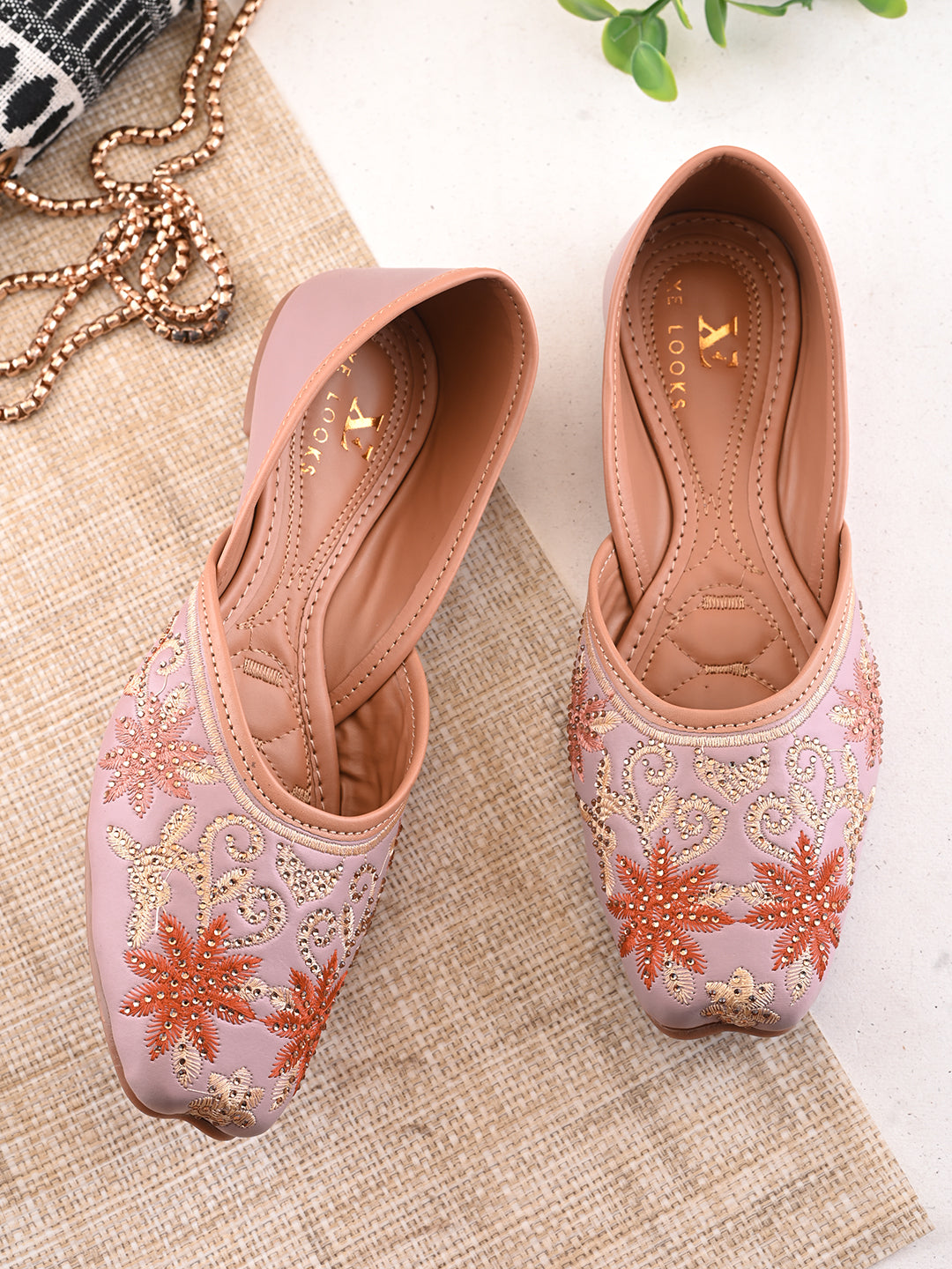 Elegant Embroidered Ethnic Juttis