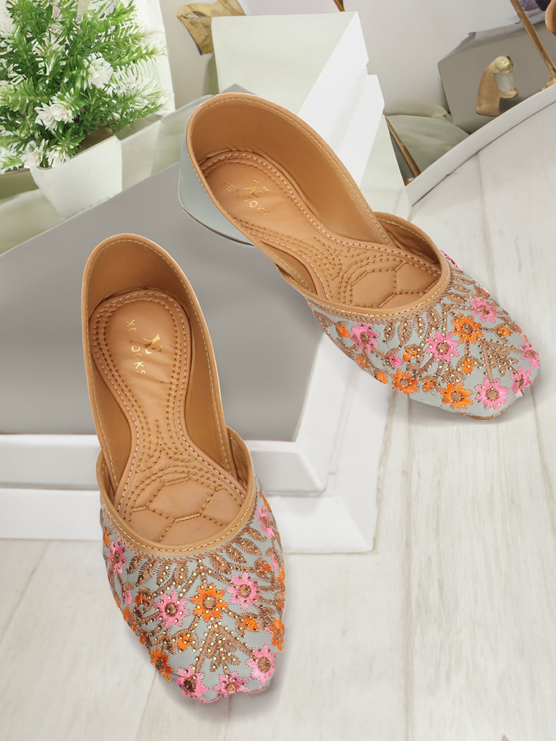 Flowery Design Vibrant & Attractive Punjabi Traditional Juttis