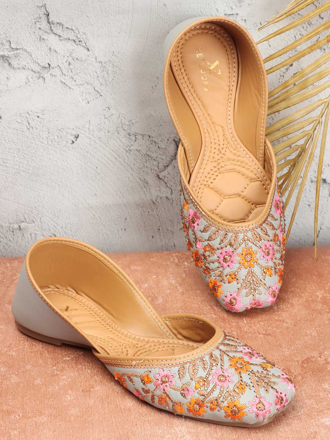 Flowery Design Vibrant & Attractive Punjabi Traditional Juttis