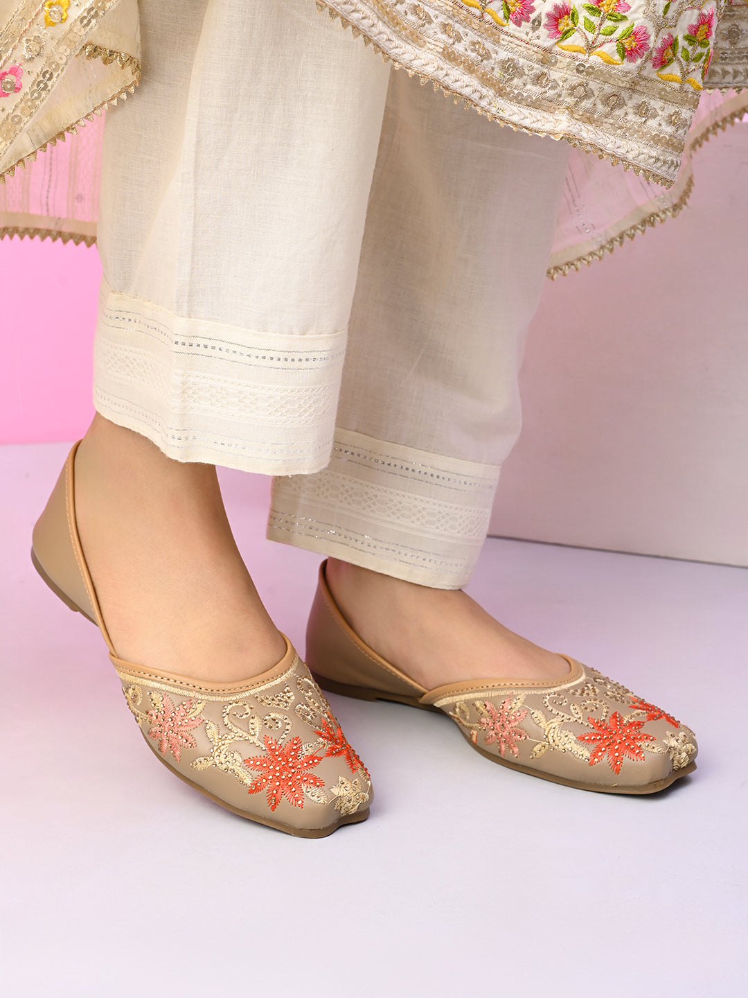 Elegant Embroidered Ethnic Juttis
