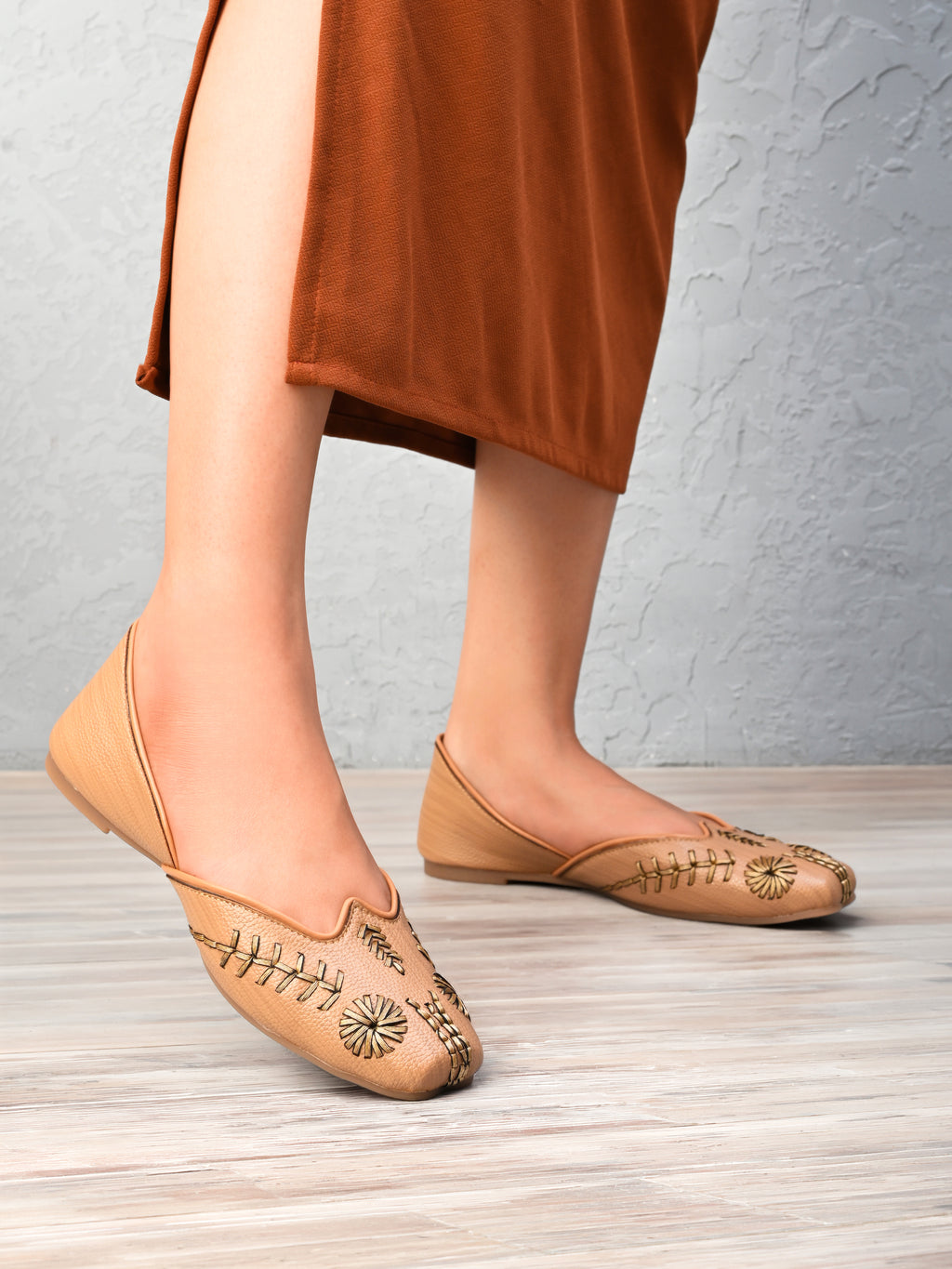 Embroidered Cushioned Square Toe Punjabi Jutti