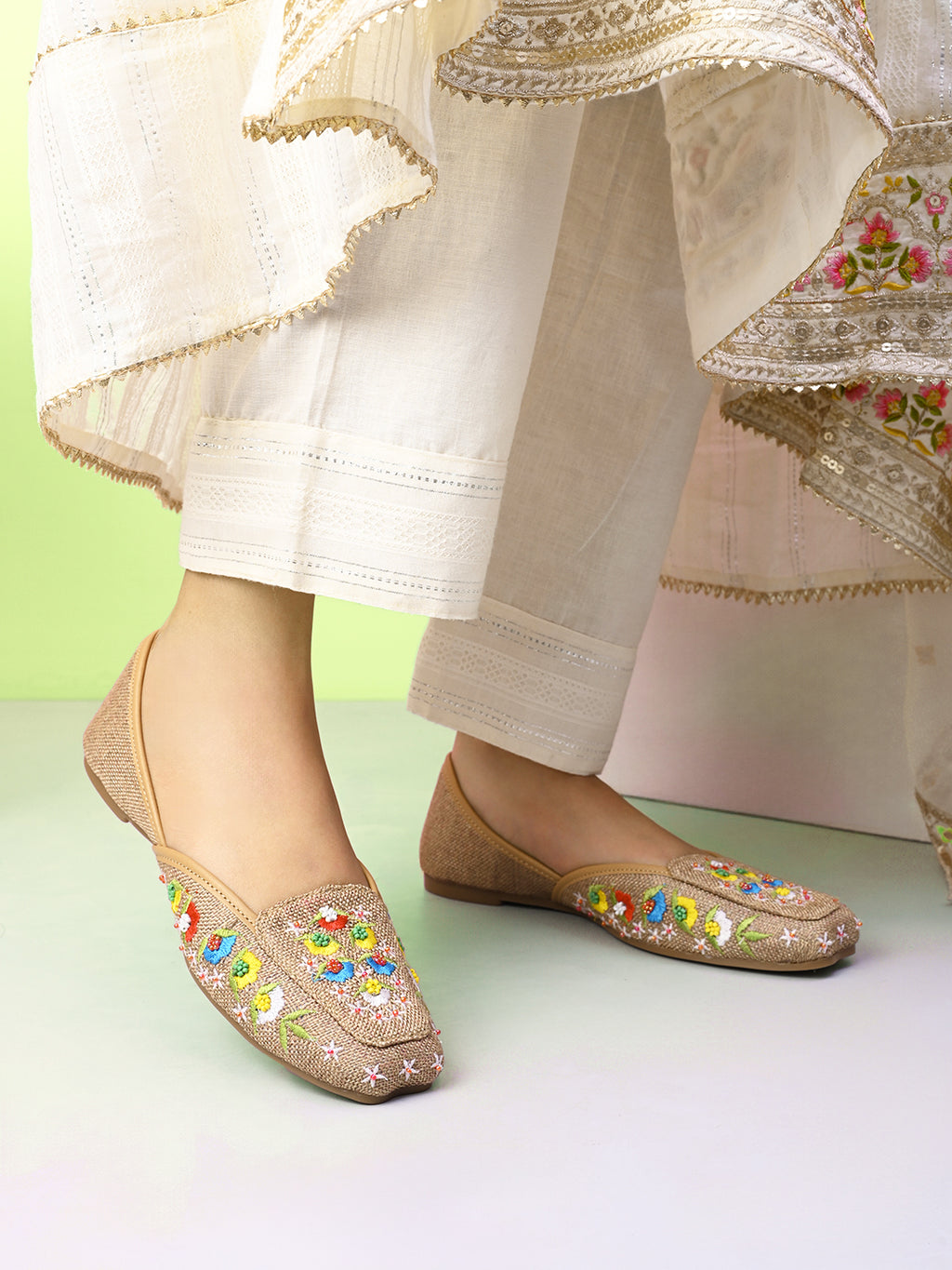 Elegant Floral Embroidered Ethnic Juttis