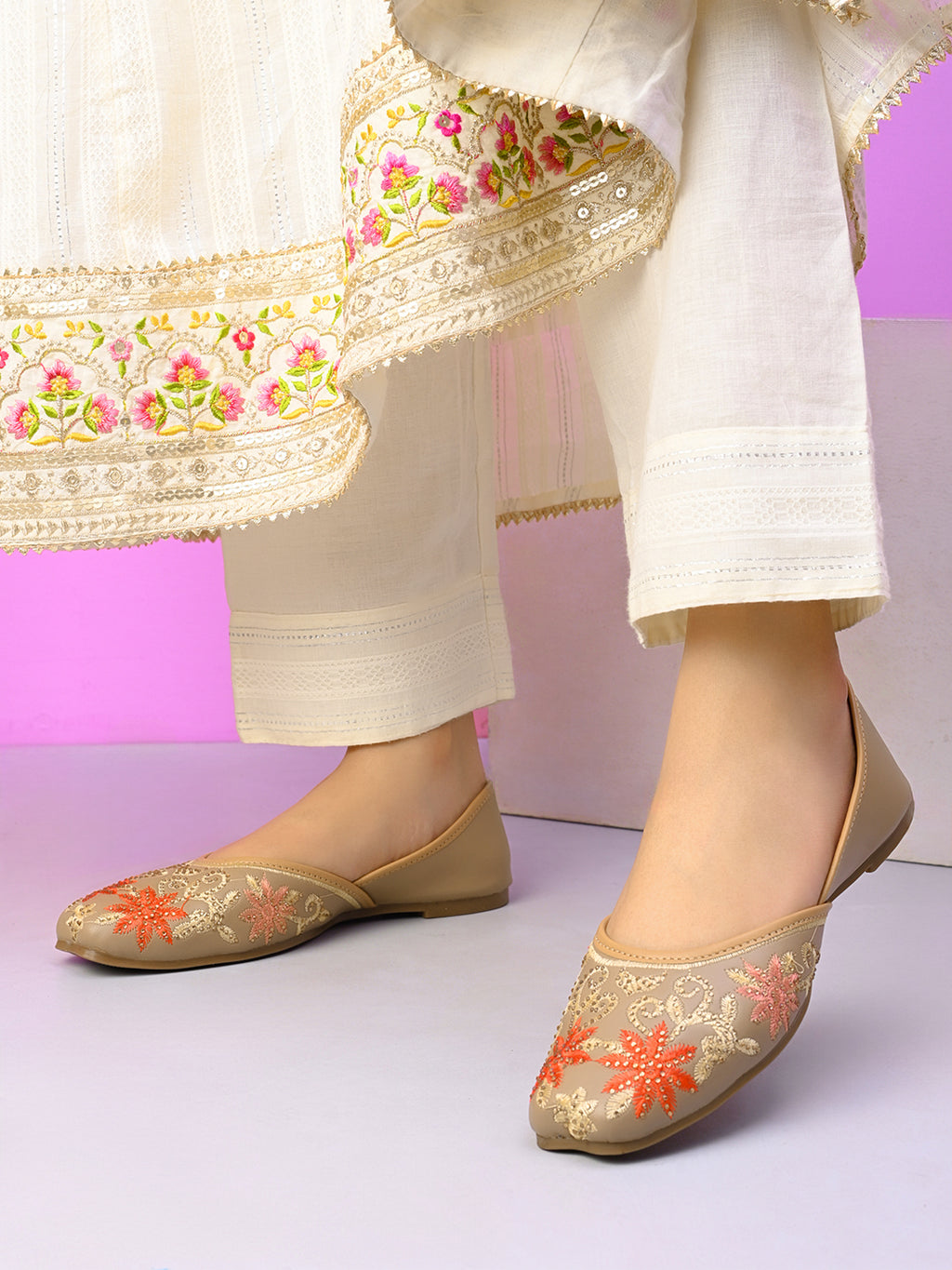 Elegant Embroidered Ethnic Juttis