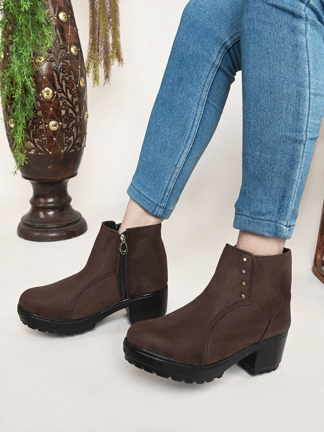 Comfortable & Fashionable Boots With Zip Closure