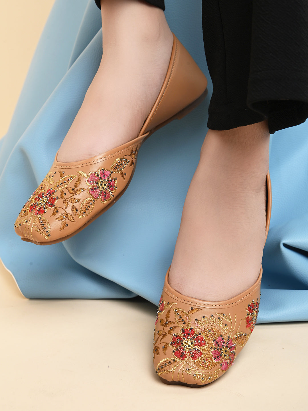 Embroidered Floral Pattern Traditional Juttis