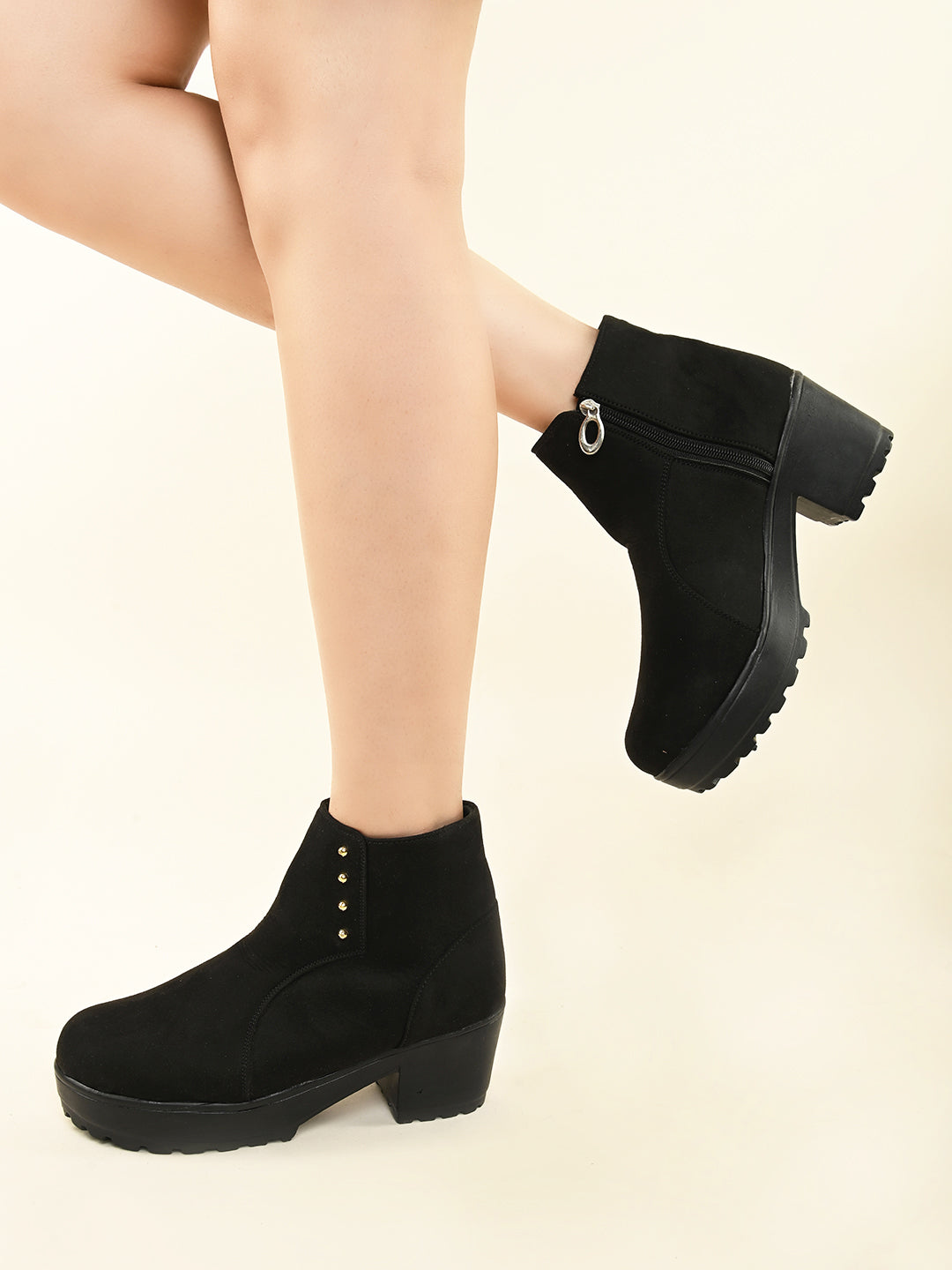 Comfortable & Fashionable Boots With Zip Closure